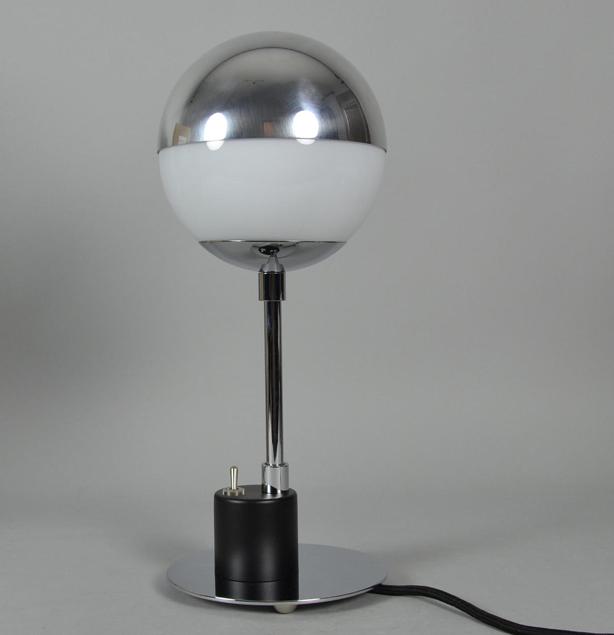 UNBEKANNT. Tecnolumen SF 28 bordslampa.