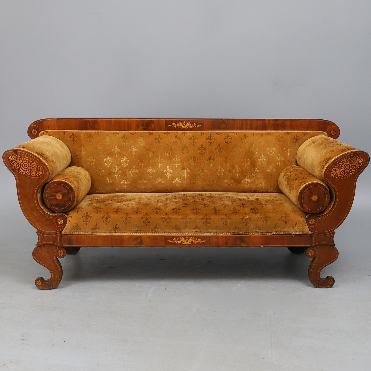 EIN BIEDERMEIER-SOFA AUS MAHAGONI UND BUCHSBAUM.