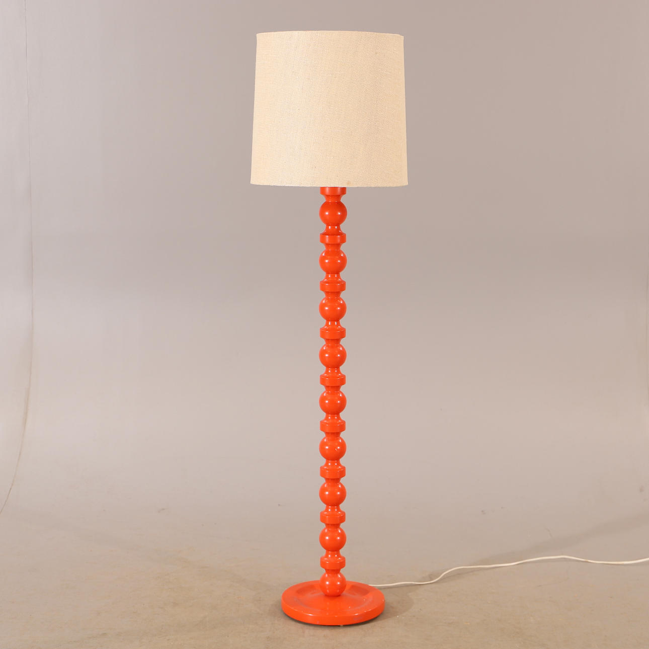 GOLVLAMPA, orange, lackerat trä, 1970-tal.