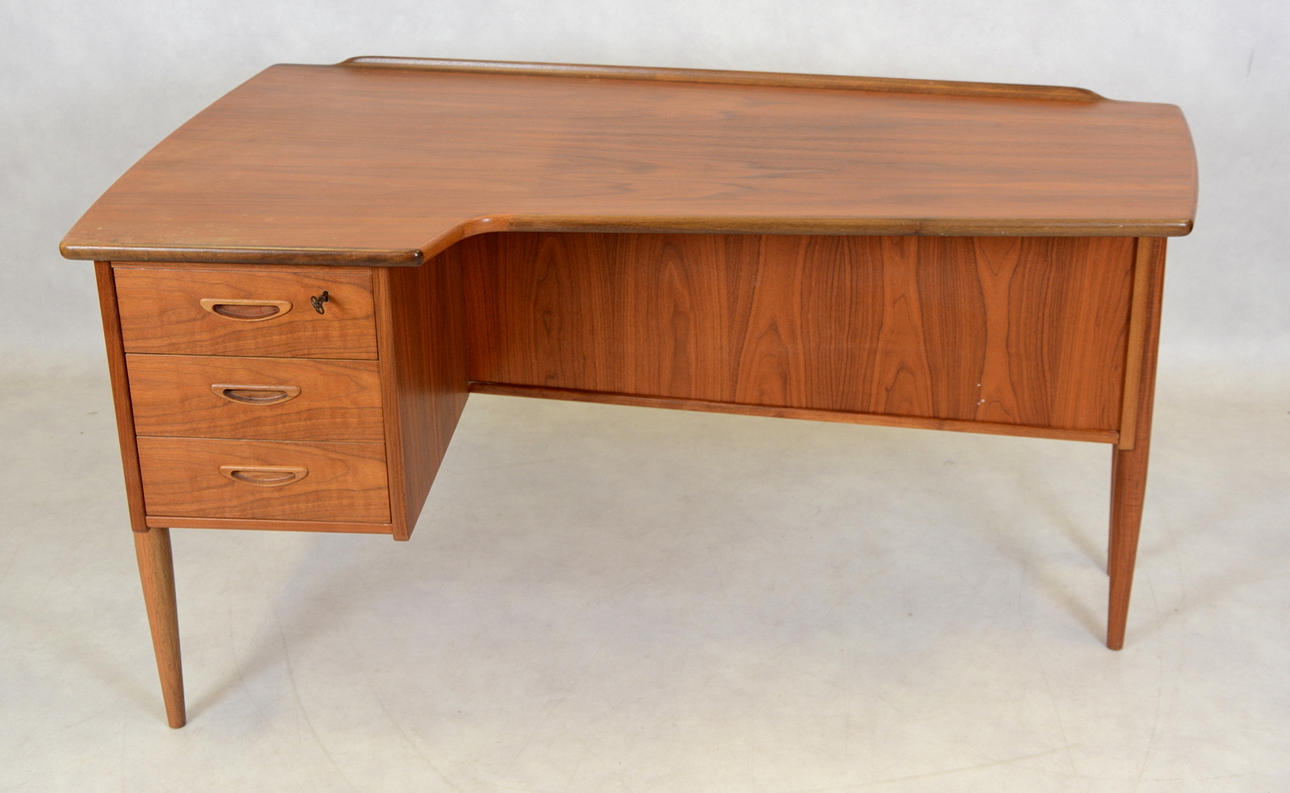 SKRIVBORD, Lelångs Möbelfabrik, Bengtsfors, 1900-talets mitt.
