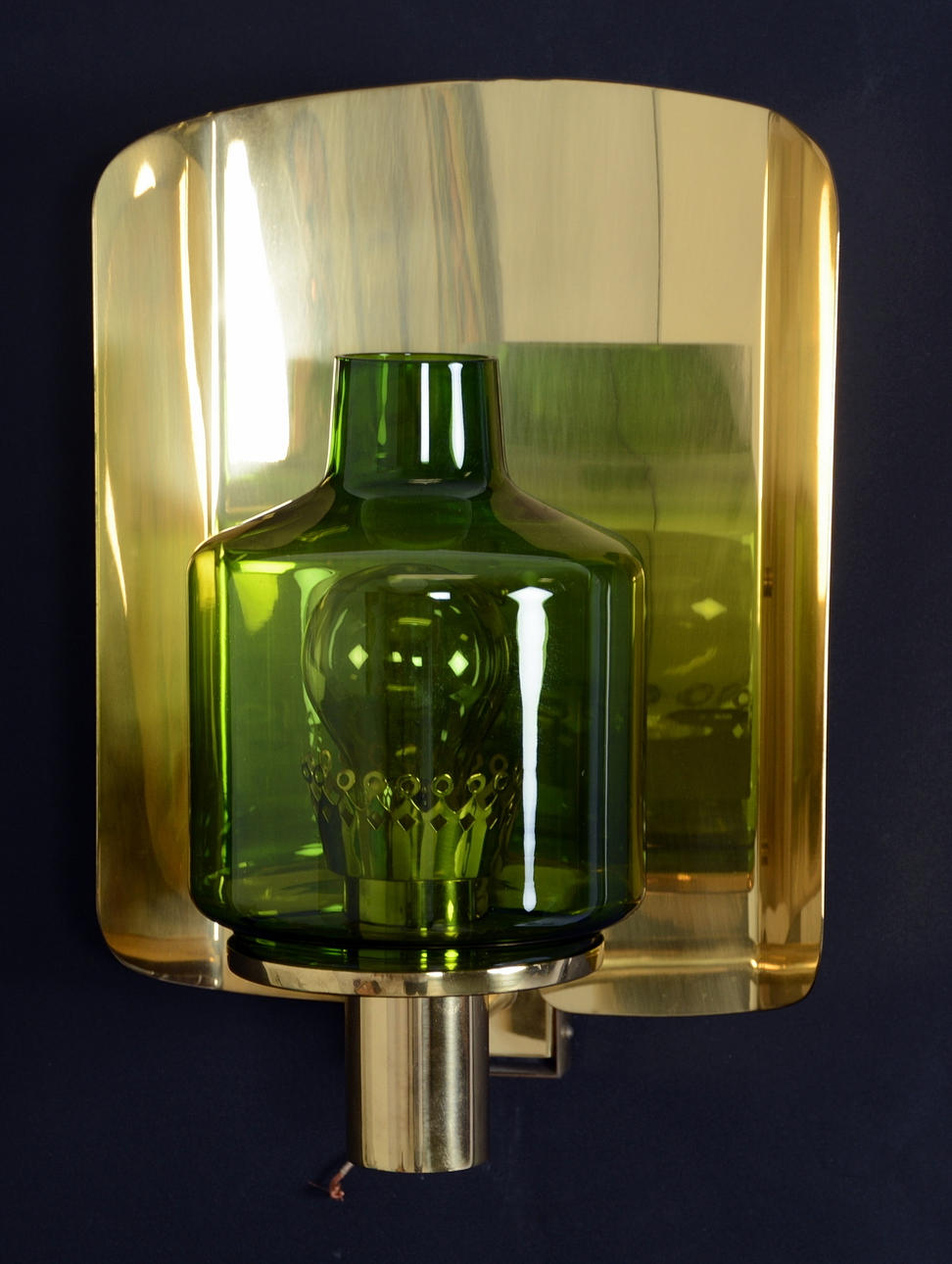 VÄGGLAMPA, mässing och glas, Hans-Agne Jakobsson, Markaryd, 1900-talets andra hälft.