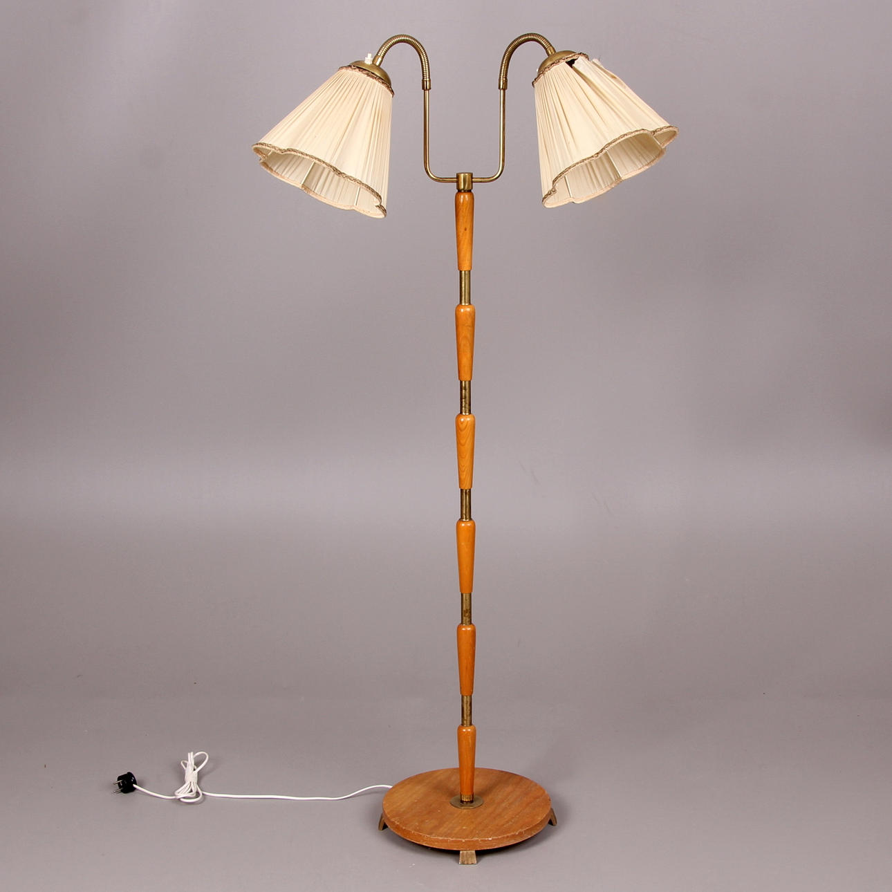 GOLVLAMPA, trä och mässing, 1900-talets mitt.