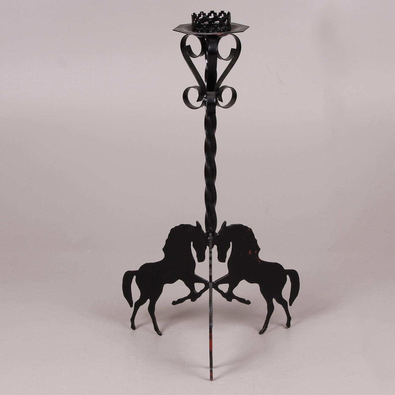 GOLVLJUSSTAKE, smide, dekor av hästar, 1900-tal.