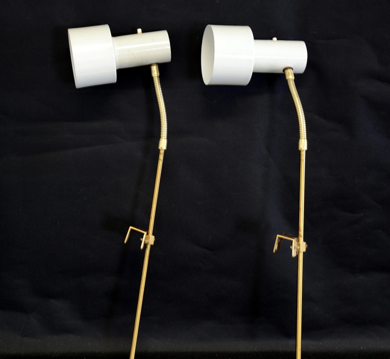 SÄNGLAMPOR, plåt och mässing, 1960/70-tal.