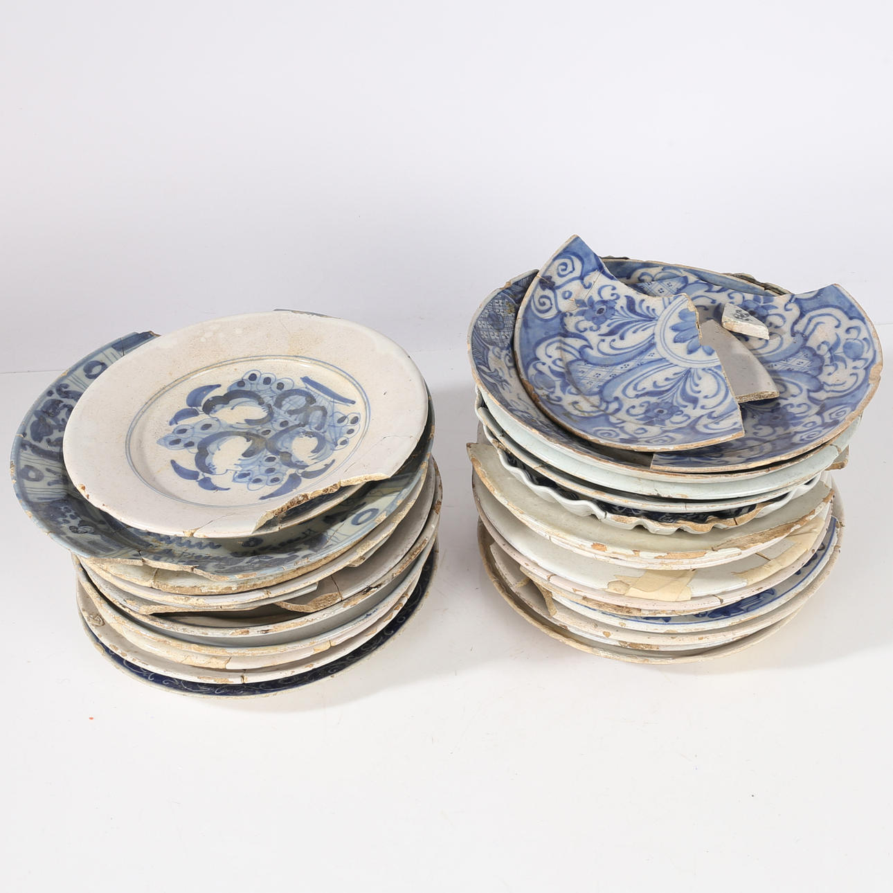 A LARGE COLLECTION OF 18TH CENTURY DELFT PLATES. Ceramics & Porcelain ...