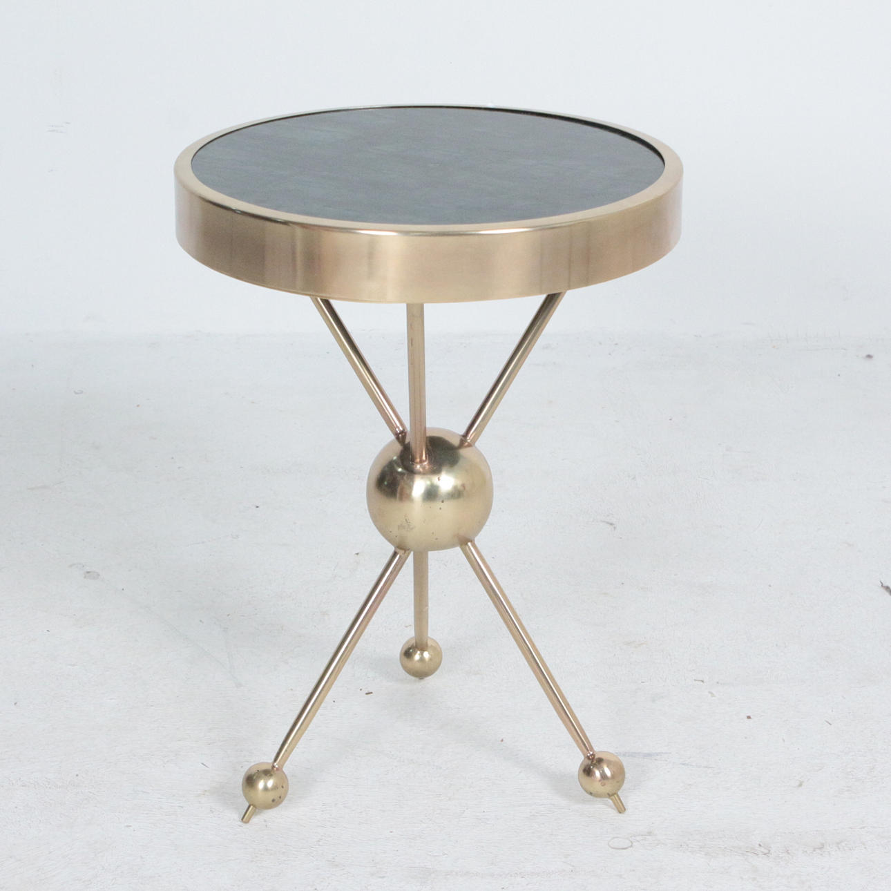 ”Atomic” sidobord i mässing med marmorskiva.