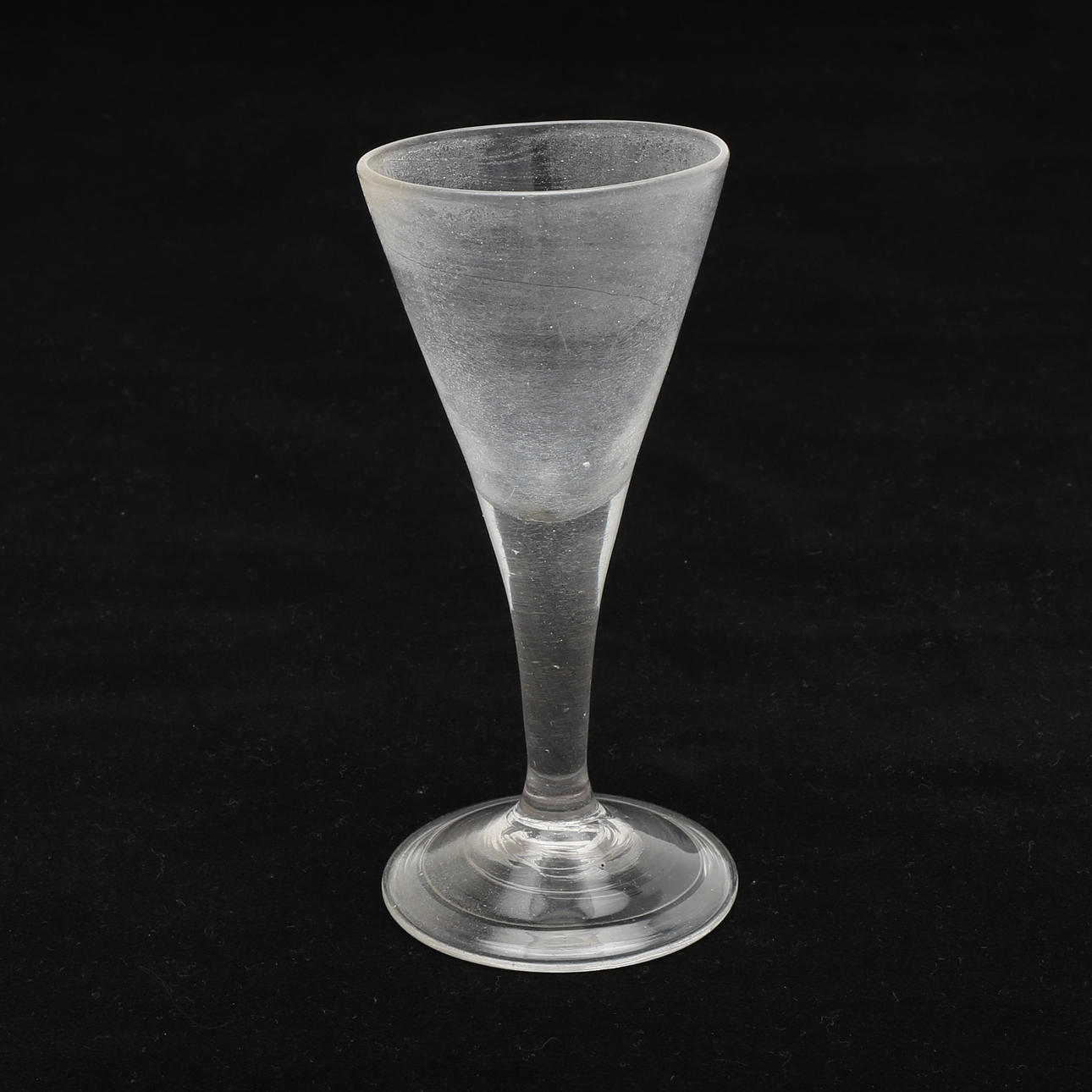 SPETSGLAS, omvikt kant, 1700-tal.