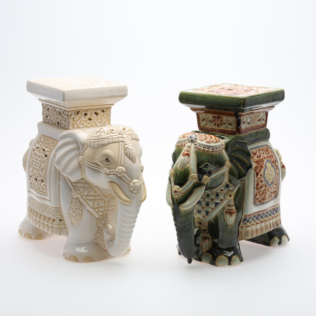 PIEDESTALER 2 st "elefanter" Keramik.