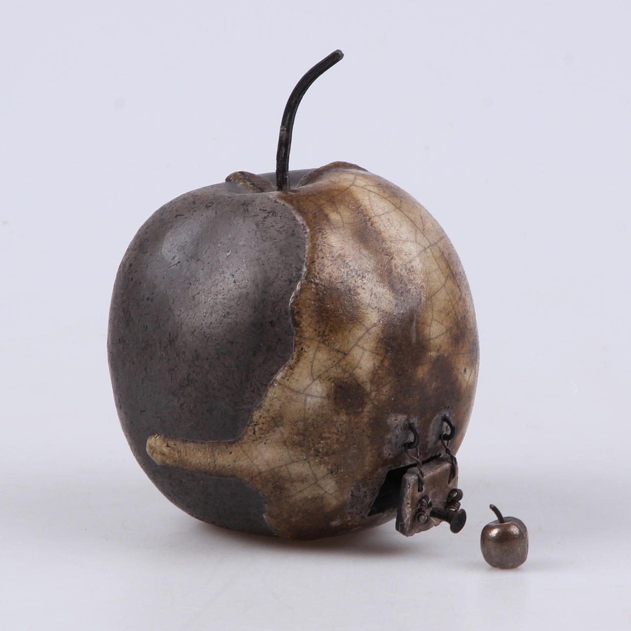 OIDENTIFIERAD KONSTNÄR. Skulptur, metall, äpplen, signerad.