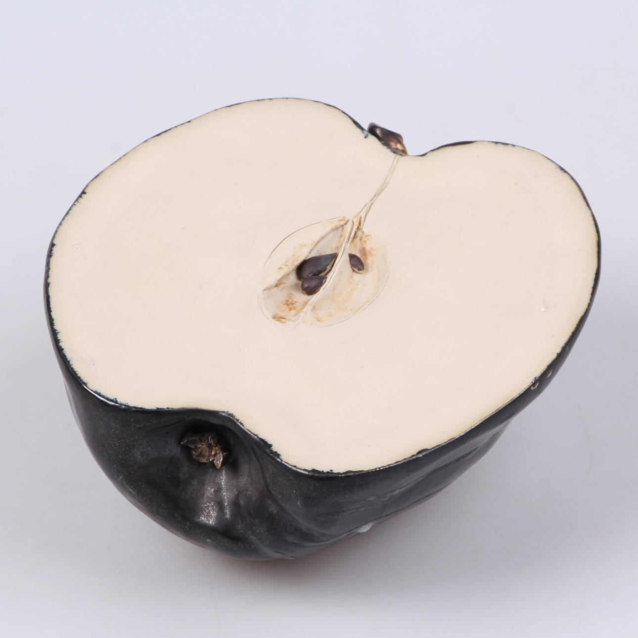 OIDENTIFIERAD KONSTNÄR. Skulptur, stengods, halvt äpple, signerad.