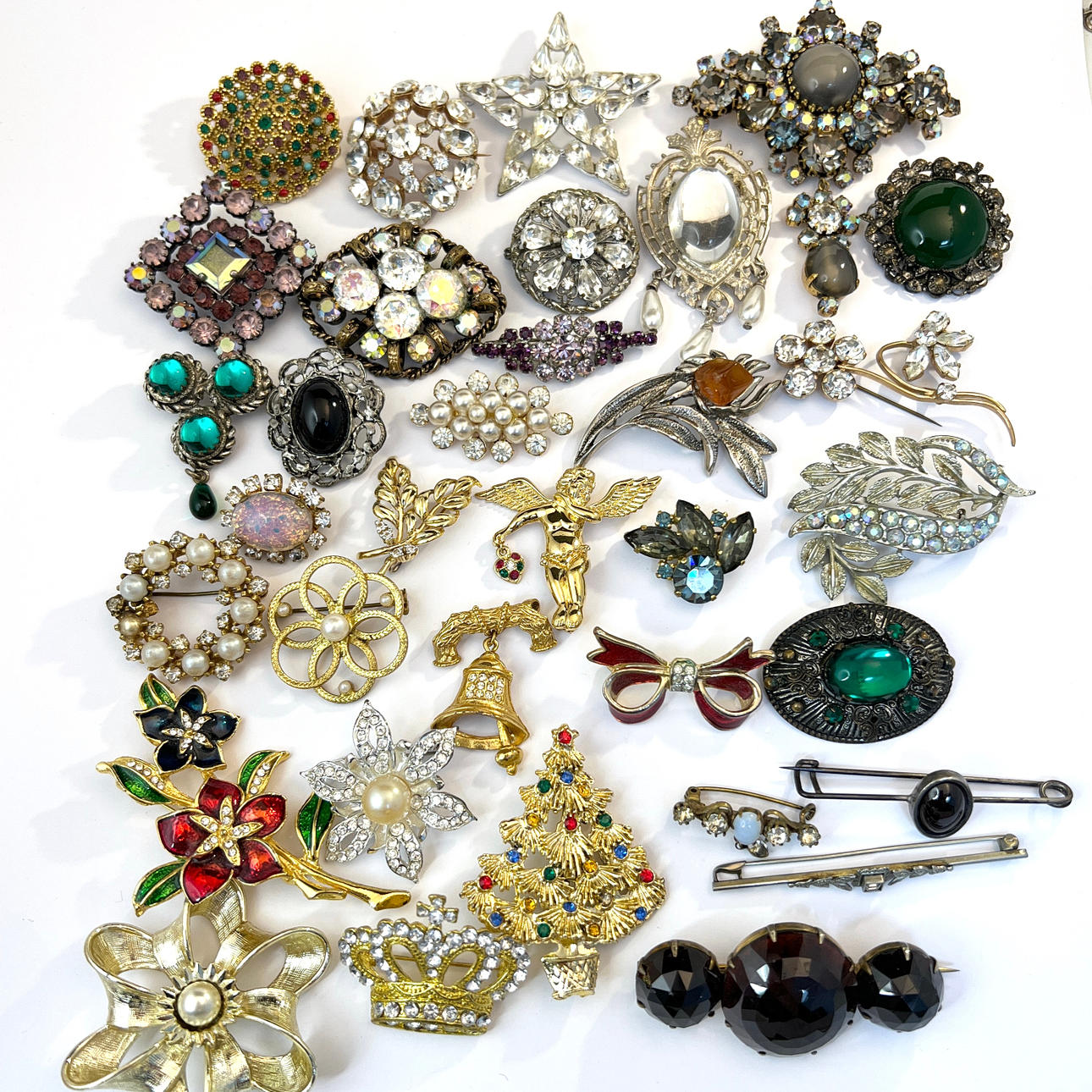 JOYAS. Broches con piedras.