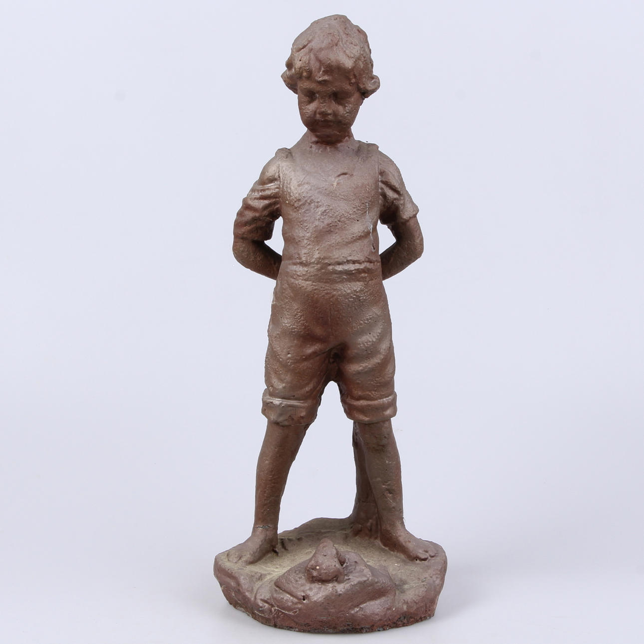 TRÄDGÅRDSSKULPTUR, stenmassa, pojke och groda, 1900-tal.