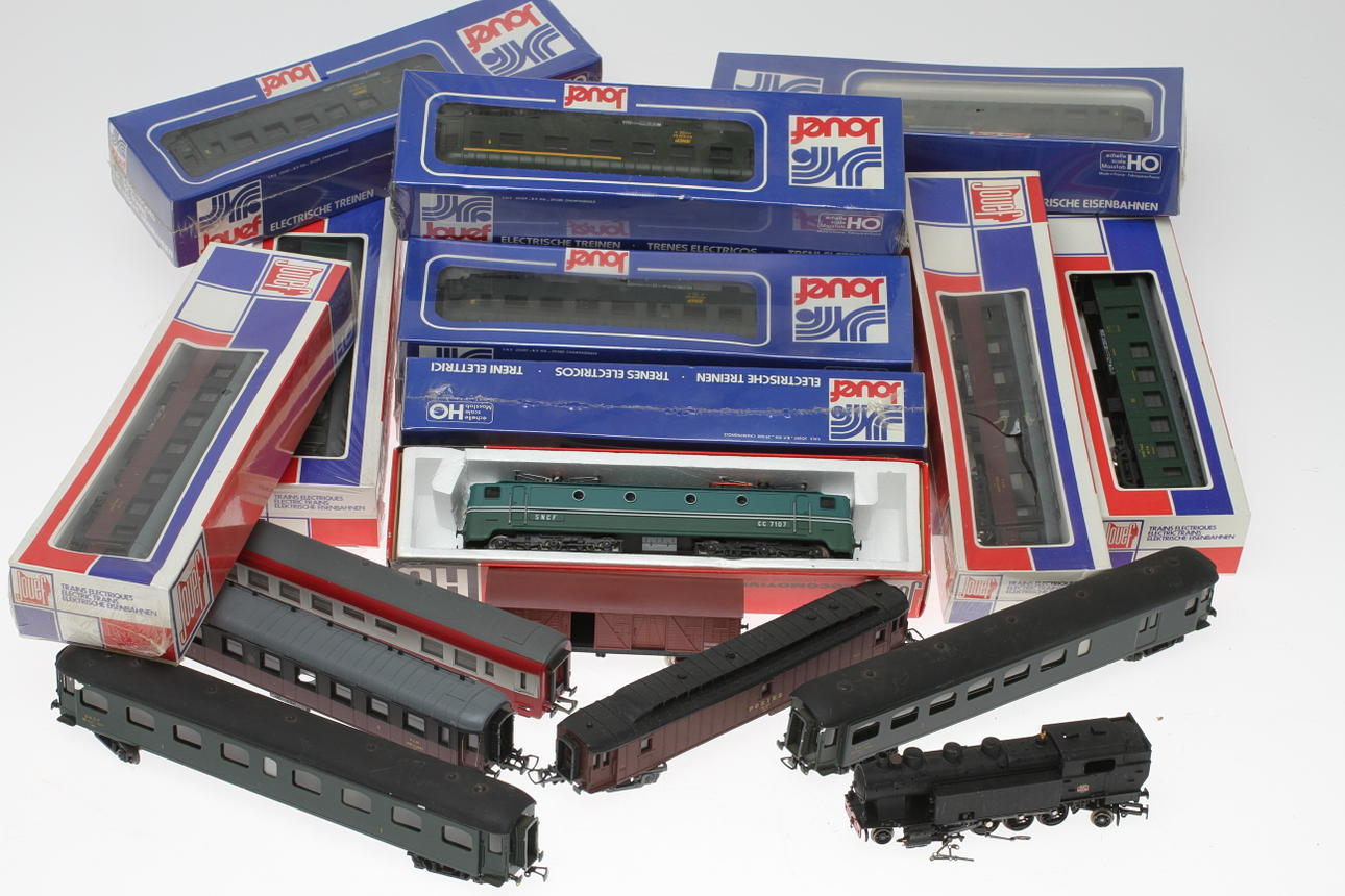 MODELLTÅG JOUEF 2 lok och 13 vagnar, delvis i originalkartonger.