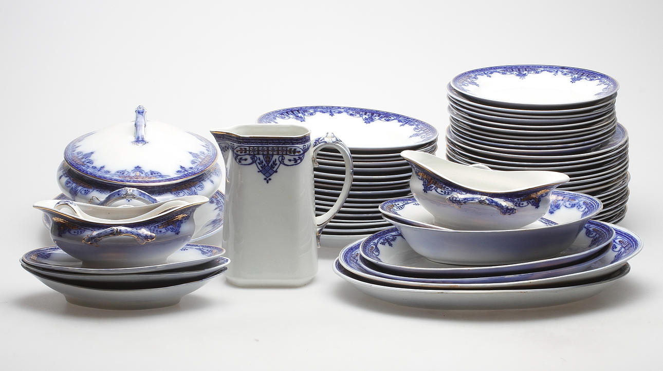 MATSERVIS, ca. 100 delar, Gustafsberg. "Sultan", 1900-talets början.