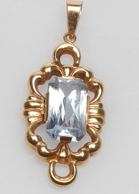 HÄNGE MED LJUSBLÅ STEN, 18k guld, total vikt ca 4,4 gr.