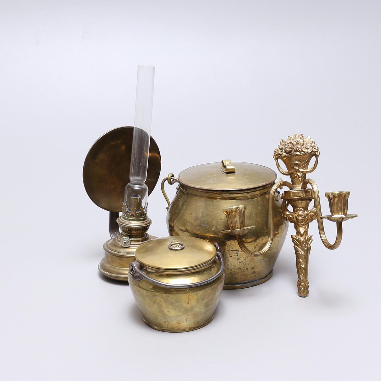 OBJETOS DE LATÓN, 4 piezas, 1900.