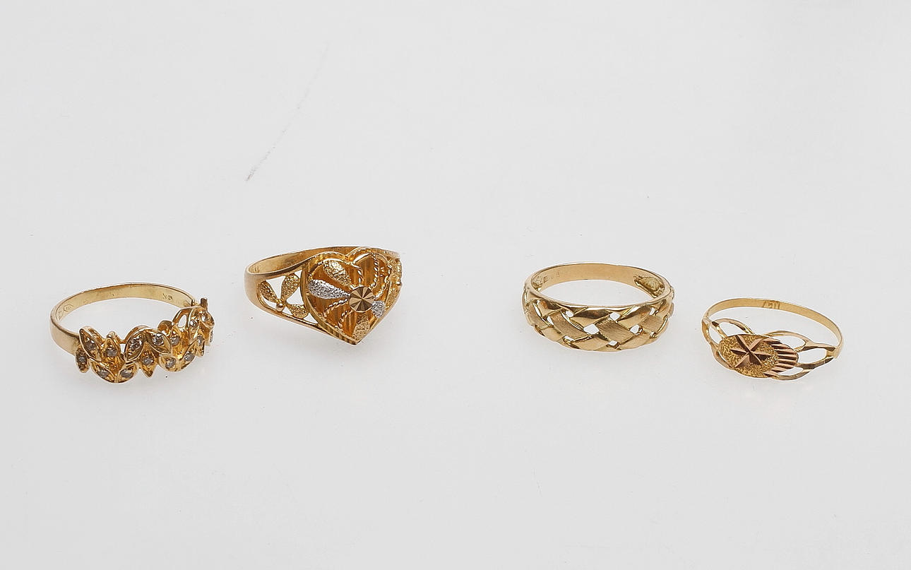 RINGAR, 4 st, 18k guld, vikt ca 8,8 gr.