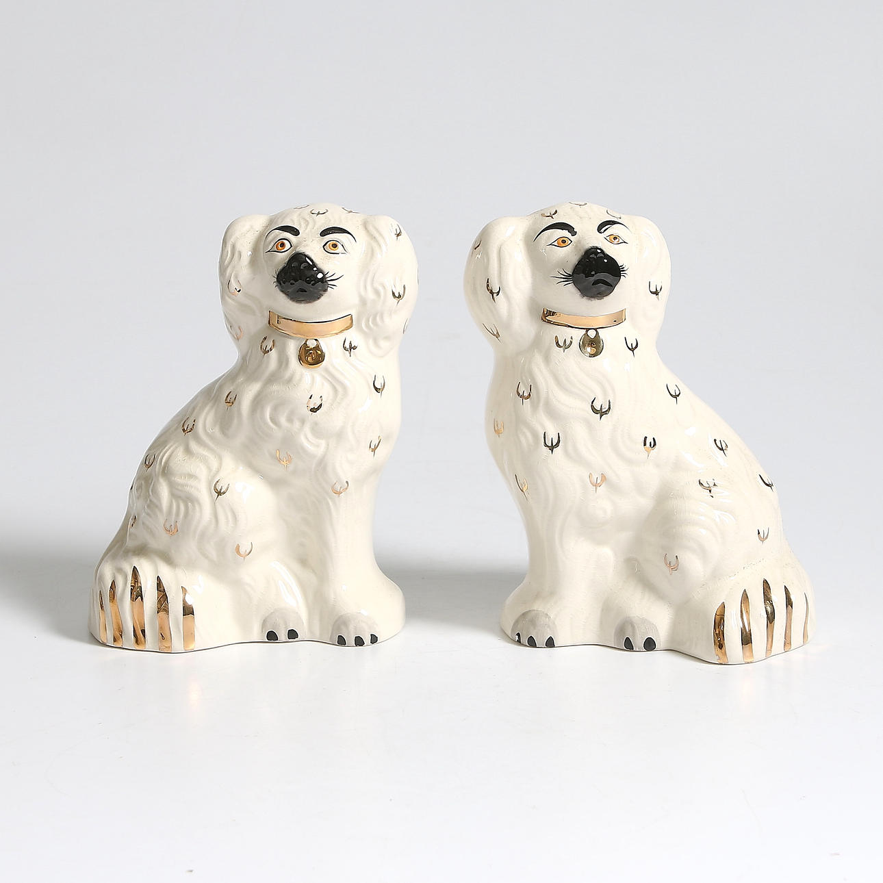 FIGURINER, ett par, porslin, "Hemvändarhundar", Beswick, England.