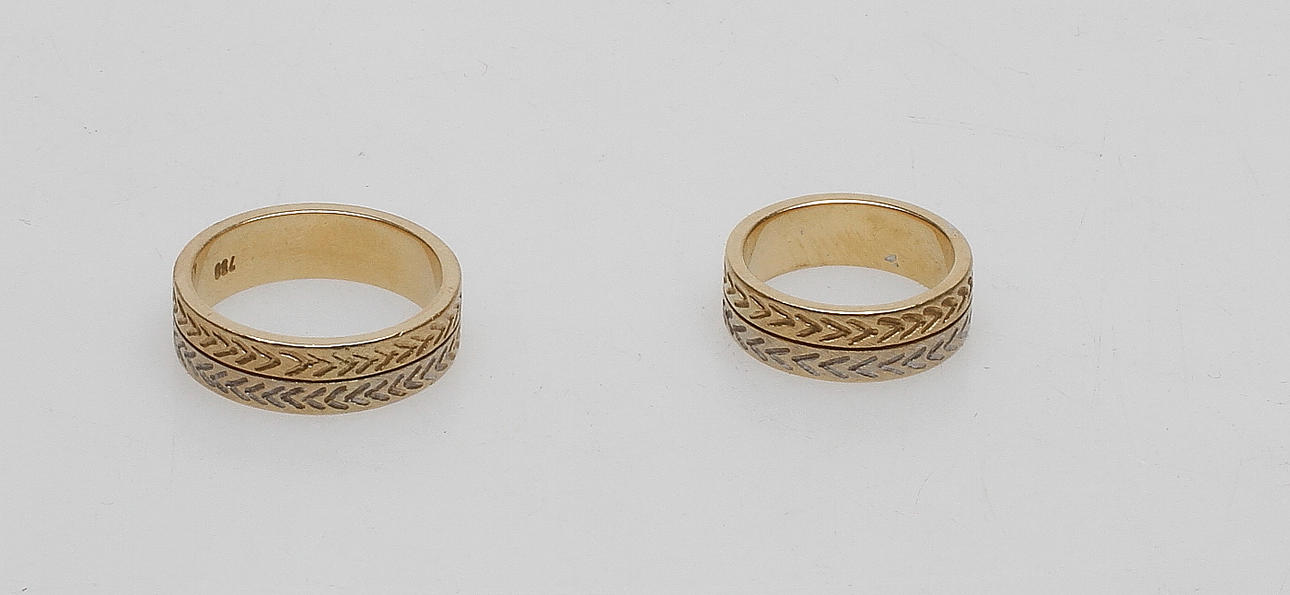 RINGAR, 2 st, rött/vitt 18k guld, vikt ca 18.4 gr.
