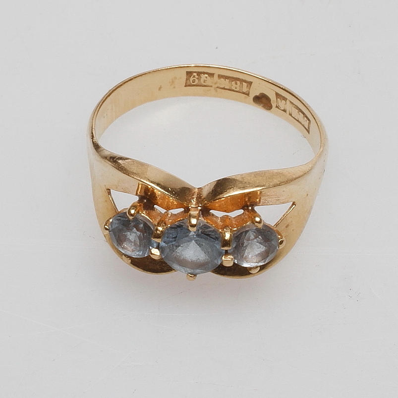 RING MED BLÅ STENAR, 18k guld, total vikt ca 3,6 gr.