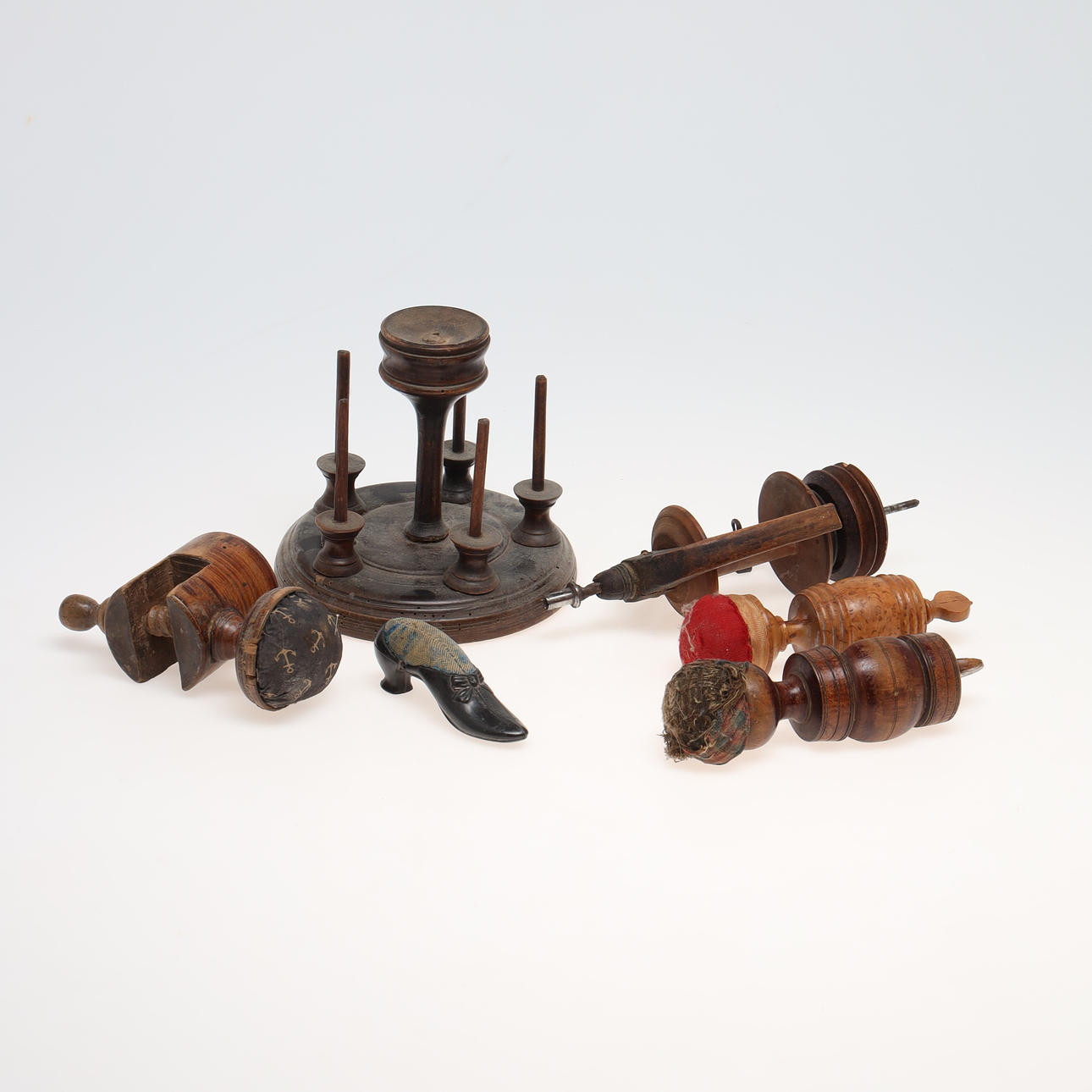 NÅLDYNOR samt trådrullehållare, 6 delar.