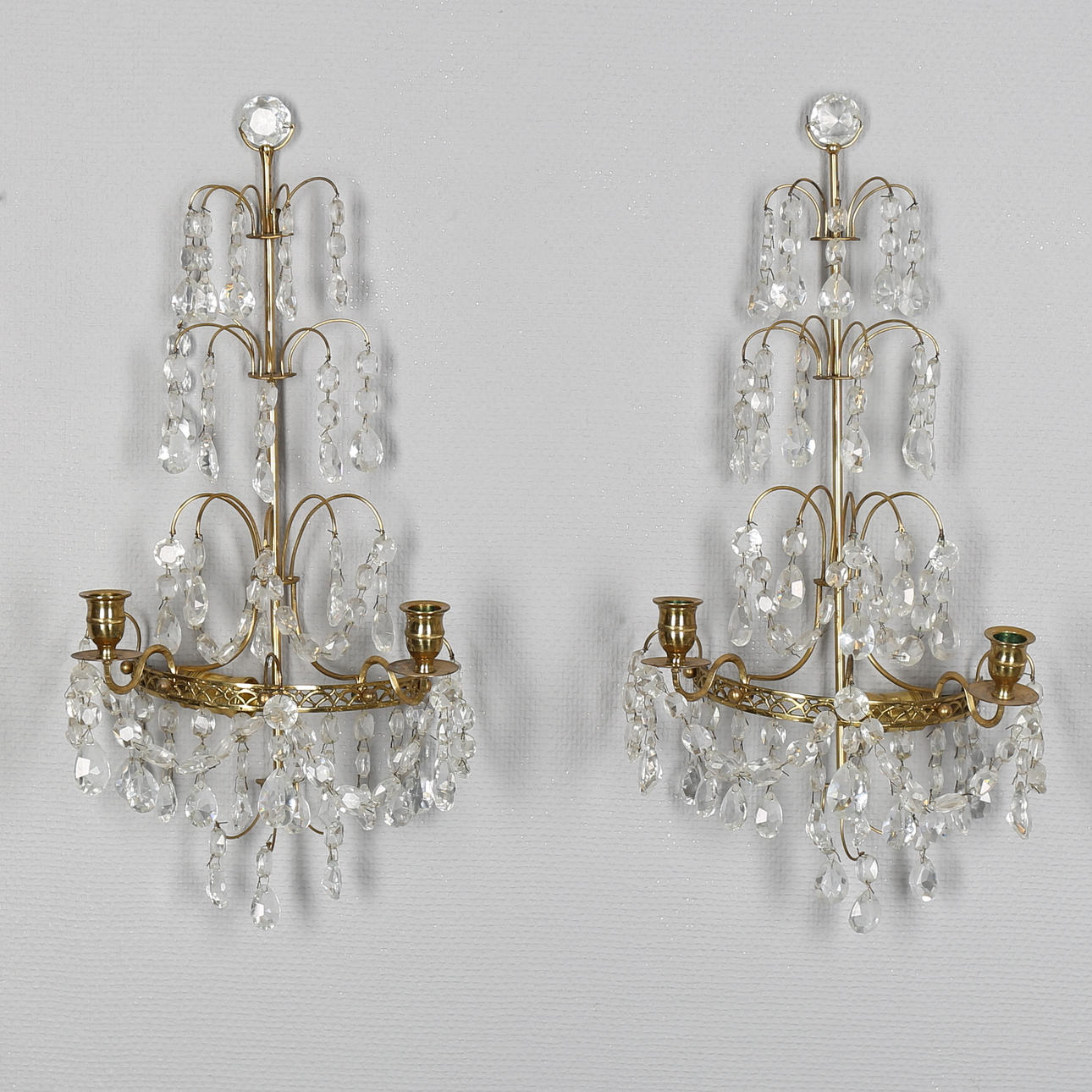 VÄGGLYSTRAR, ett par, med stomme av mässing, 2 st.