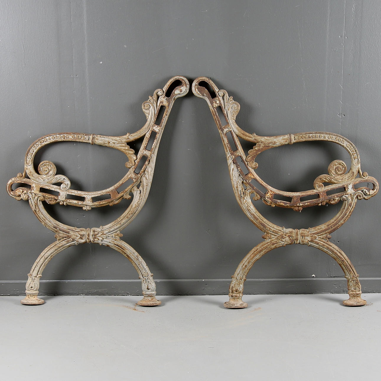 GJUTJÄRNSGAVLAR, ett par, Skoglund & Olsson Gefle, 1800-talets slut.