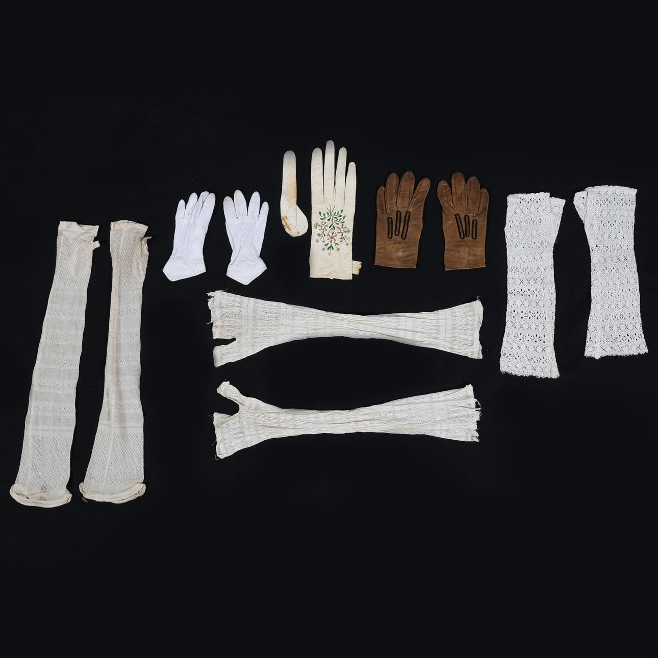 A QUANTITY OF GLOVES, 19TH CENTURY.