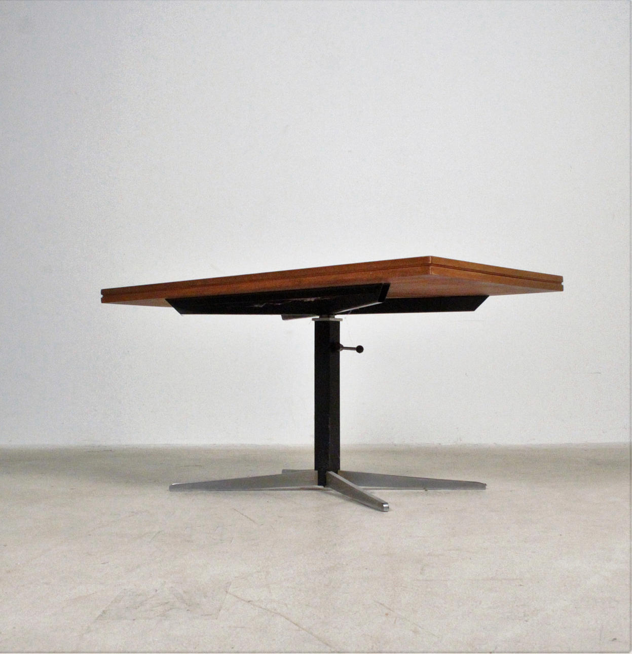 J.M. THOMAS. til Wilhelm Renz - justerbart sofabord.