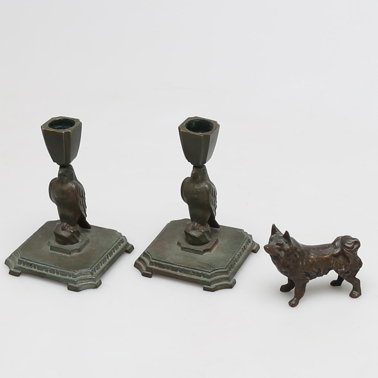 PARTI BRONS, 3 delar, ett par ljusstakar samt skulptur föreställande hund.