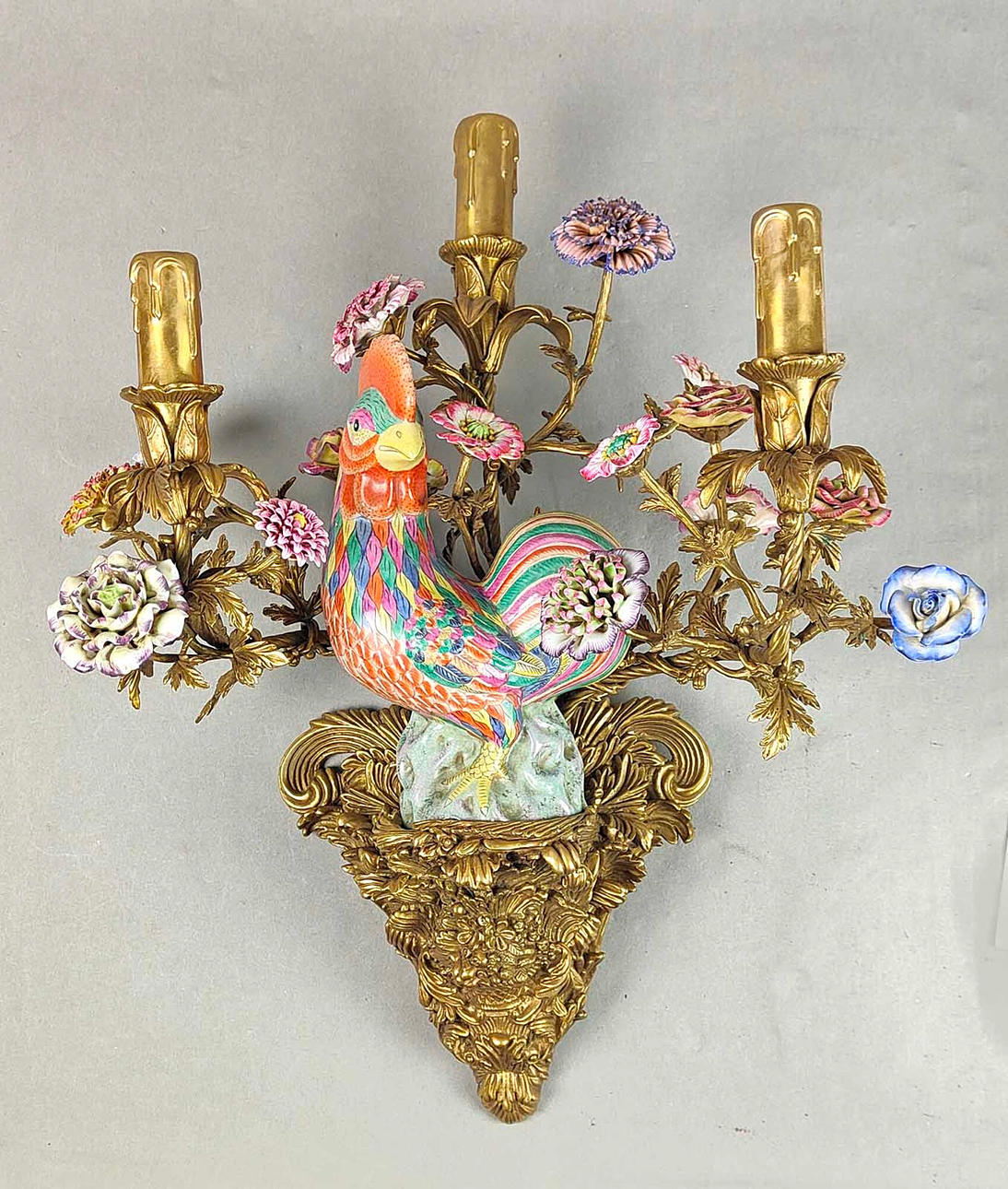 MÄSSING VÄGGLAMPA MED PORSLIN.