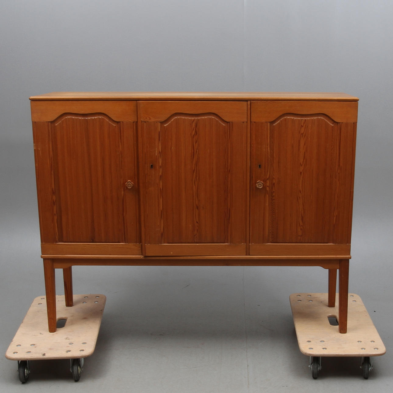 SKÅP, furu, Carl Malmsten, brännmärkt.