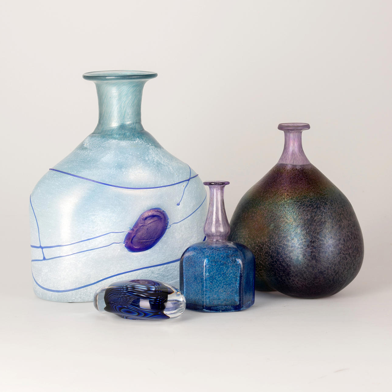 BERTIL VALLIEN. Convolute. 3 vaser + 1 pappersvikt/pappersvikt.