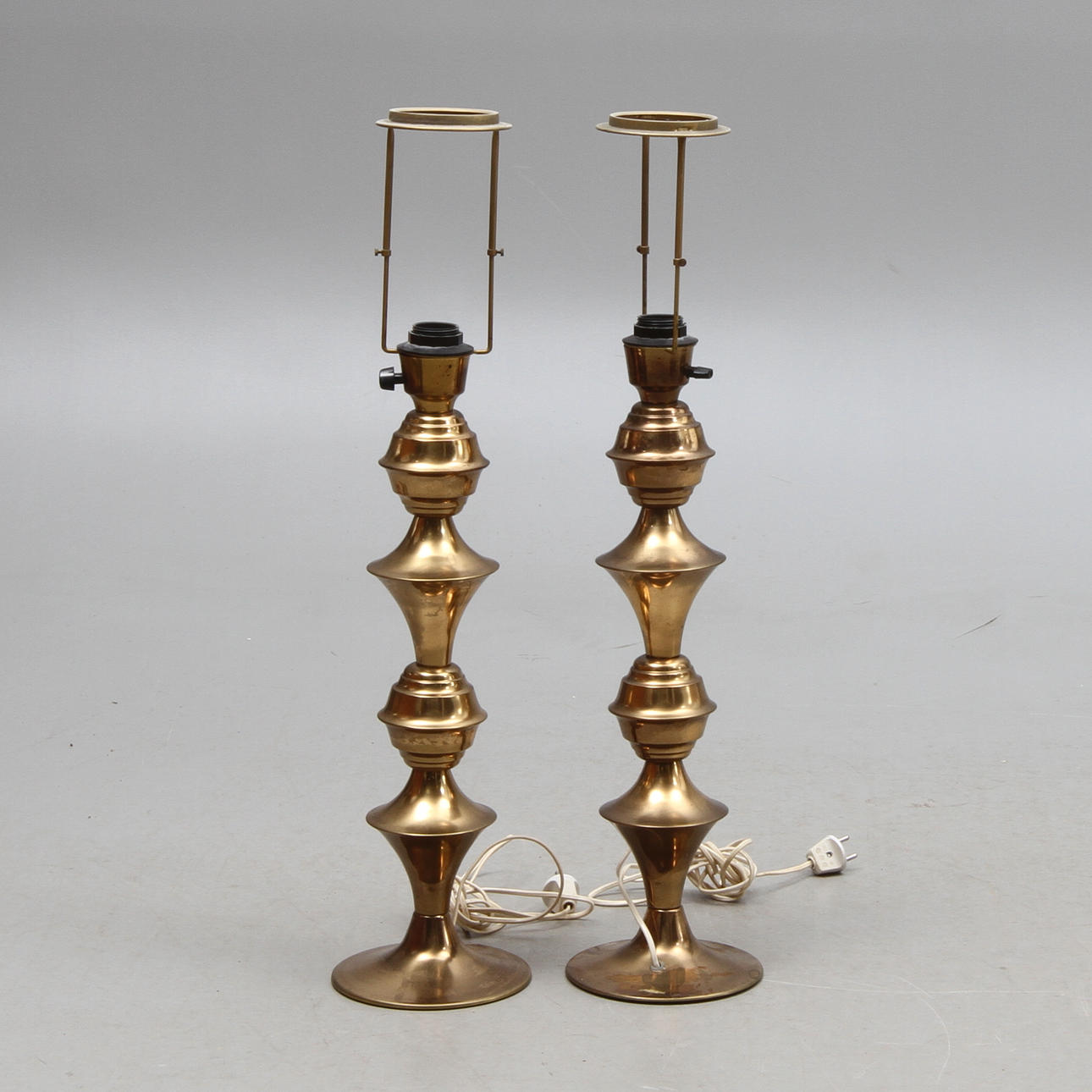 BORDSLAMPOR, ett par, mässing, Börje Claes, 1900-talets andra hälft.