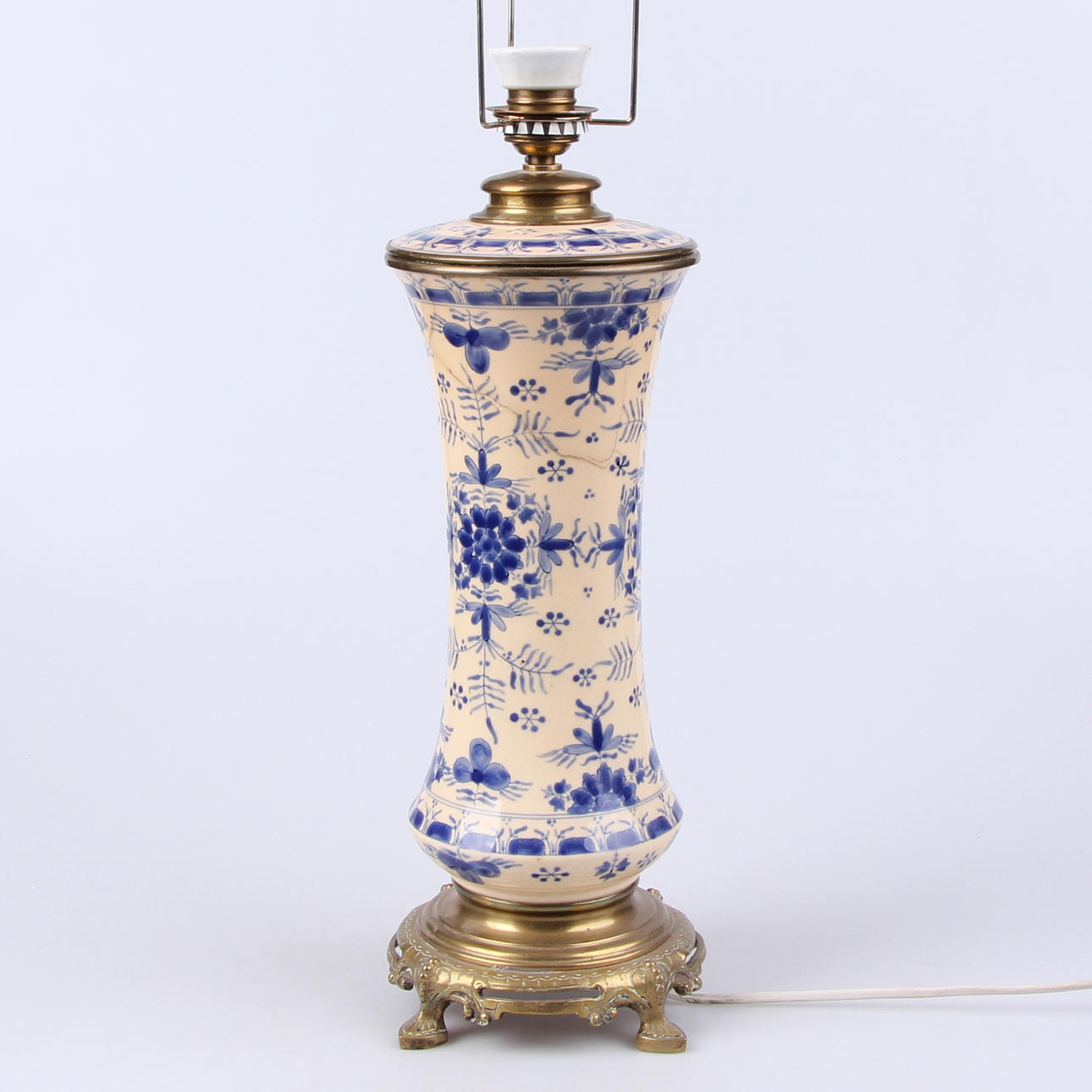 BORDSLAMPA, porslin och mässing, tidigt 1900-tal.