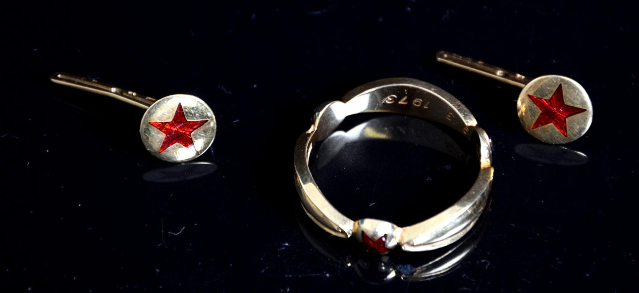 ORDENSRING, troligen Sirius, samt manchettknappar, 1-par, 18k guld.