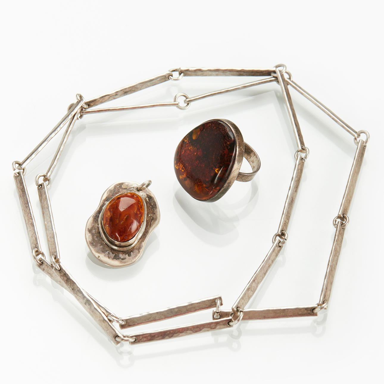 SILBERSCHMUCK. 3 Teile. Halskette, Ring und Anhänger.