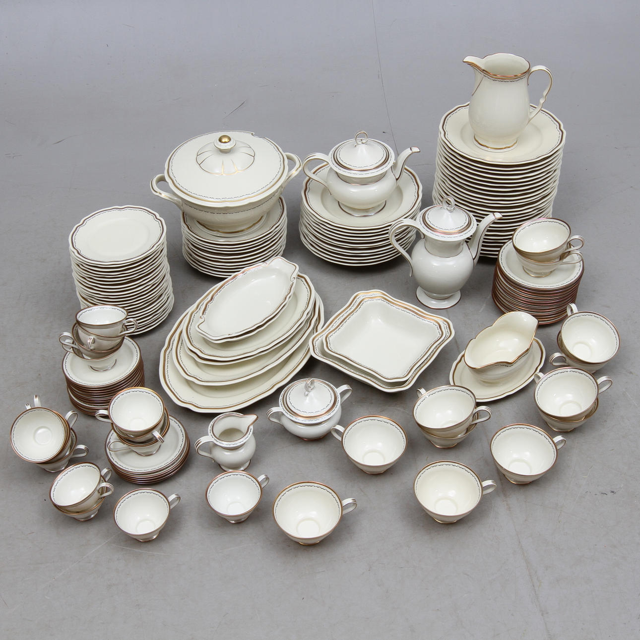 MAT- och KAFFESERVISDELAR, ca 114 delar, porslin, Hackefors.