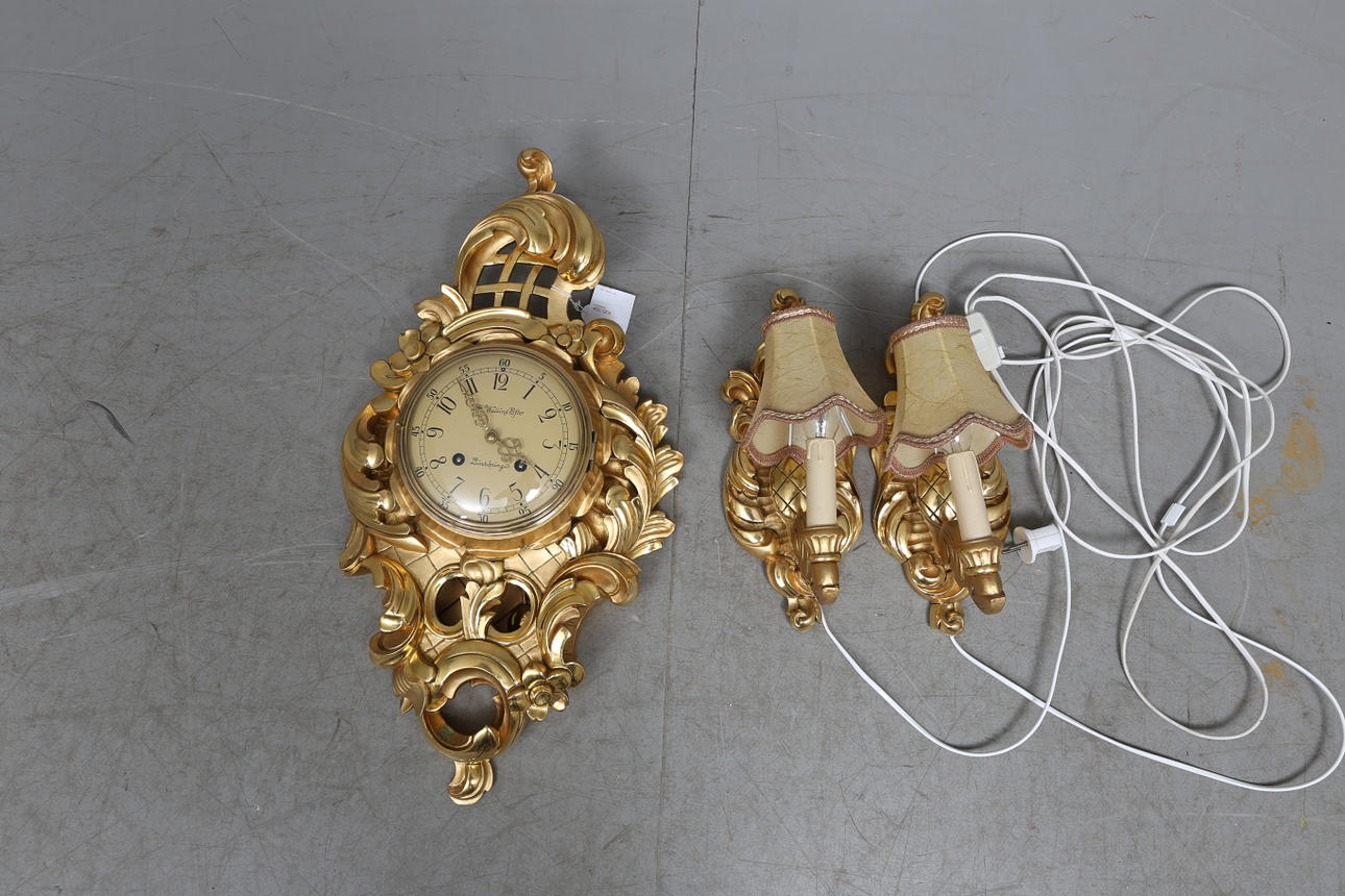 VÄGGPENDYL med ETT PAR LAMPETTER, trä, rokokostil, A. Wallins Eftr. 1900-talets mitt.