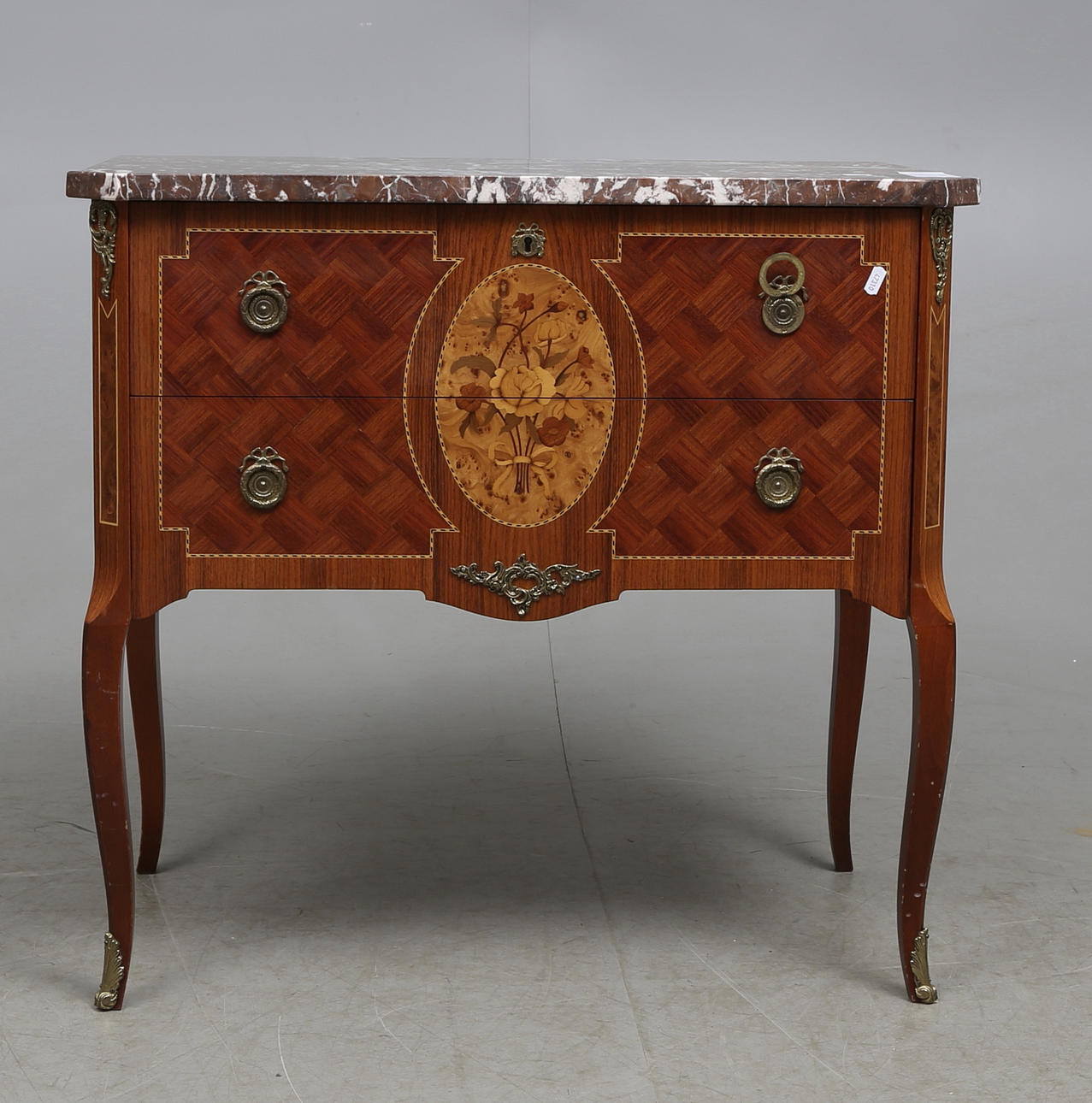 BYRÅ, rokokostil, 1900-tal.