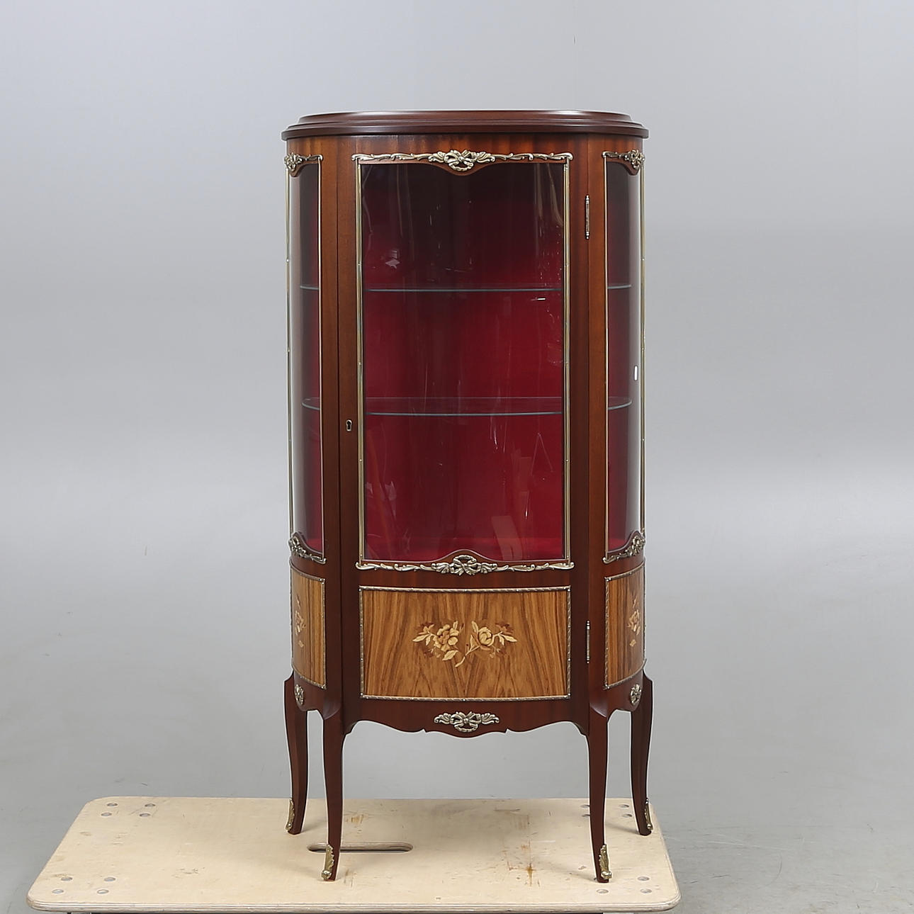 VITRINSKÅP, rokokostil, Alsterbro Möbler, 1900-tal.