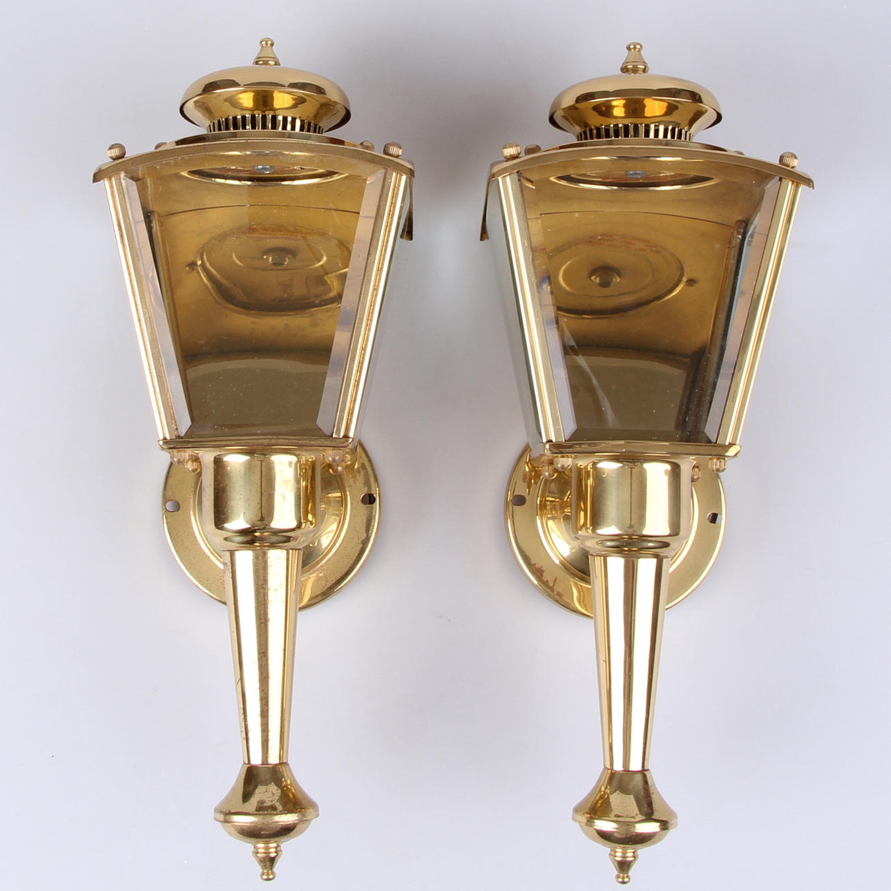 VÄGGLYKTOR, ett par, mässing, samtida.