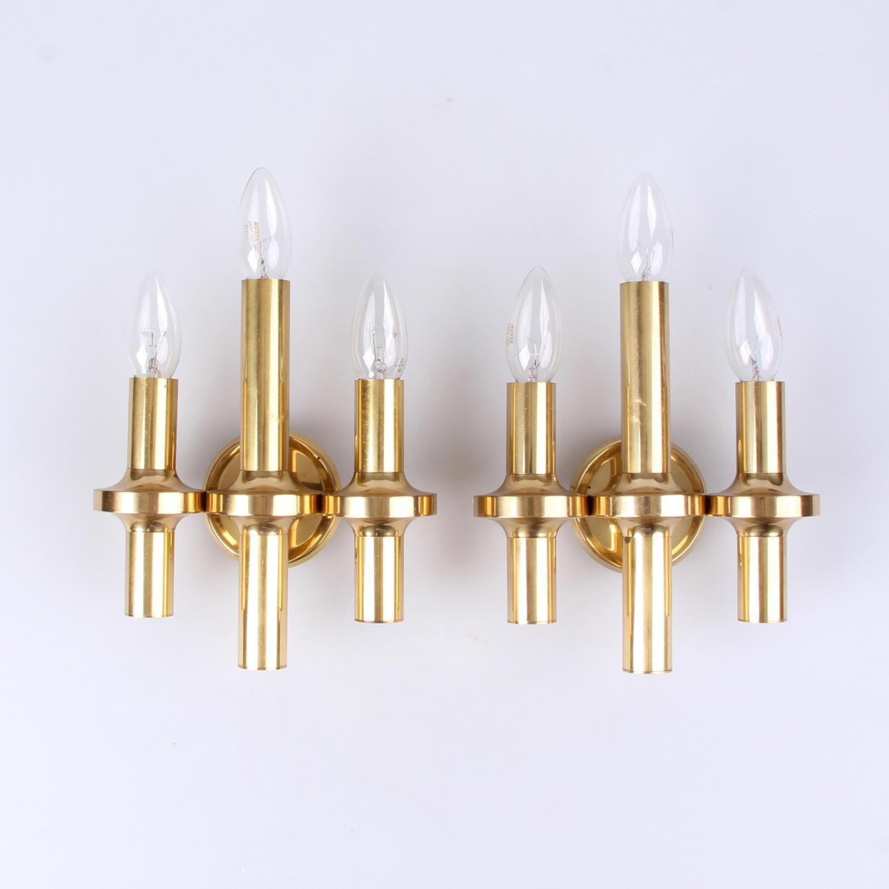 VÄGGLAMPOR, ett par, mässing, samtida.