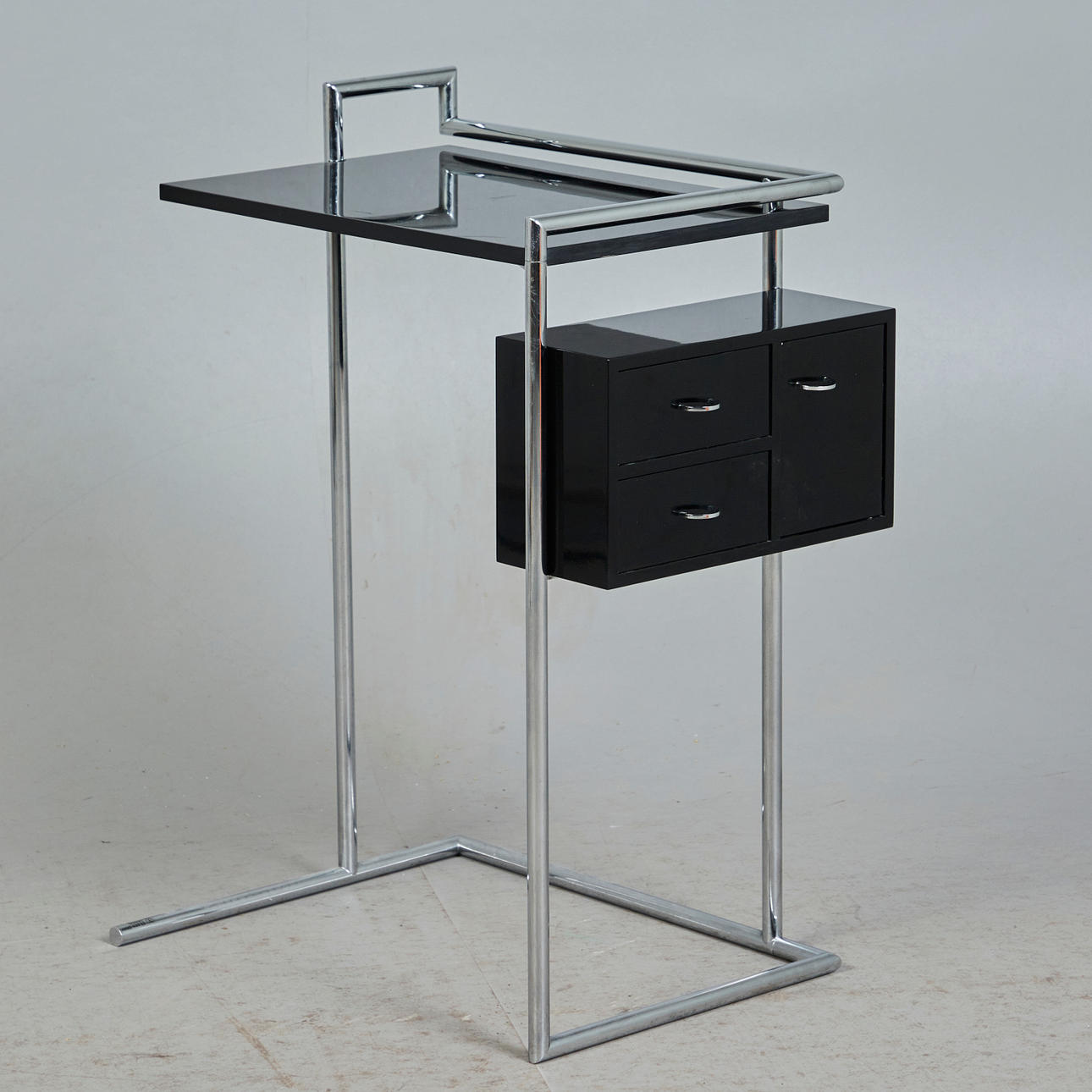 EILEEN GRAY. Classicon, sidobord/bord, 'Petite Cuiffeuse' modell, stålrör, förkromad, MDF, lackerad, formgiven 1926, Tyskland.