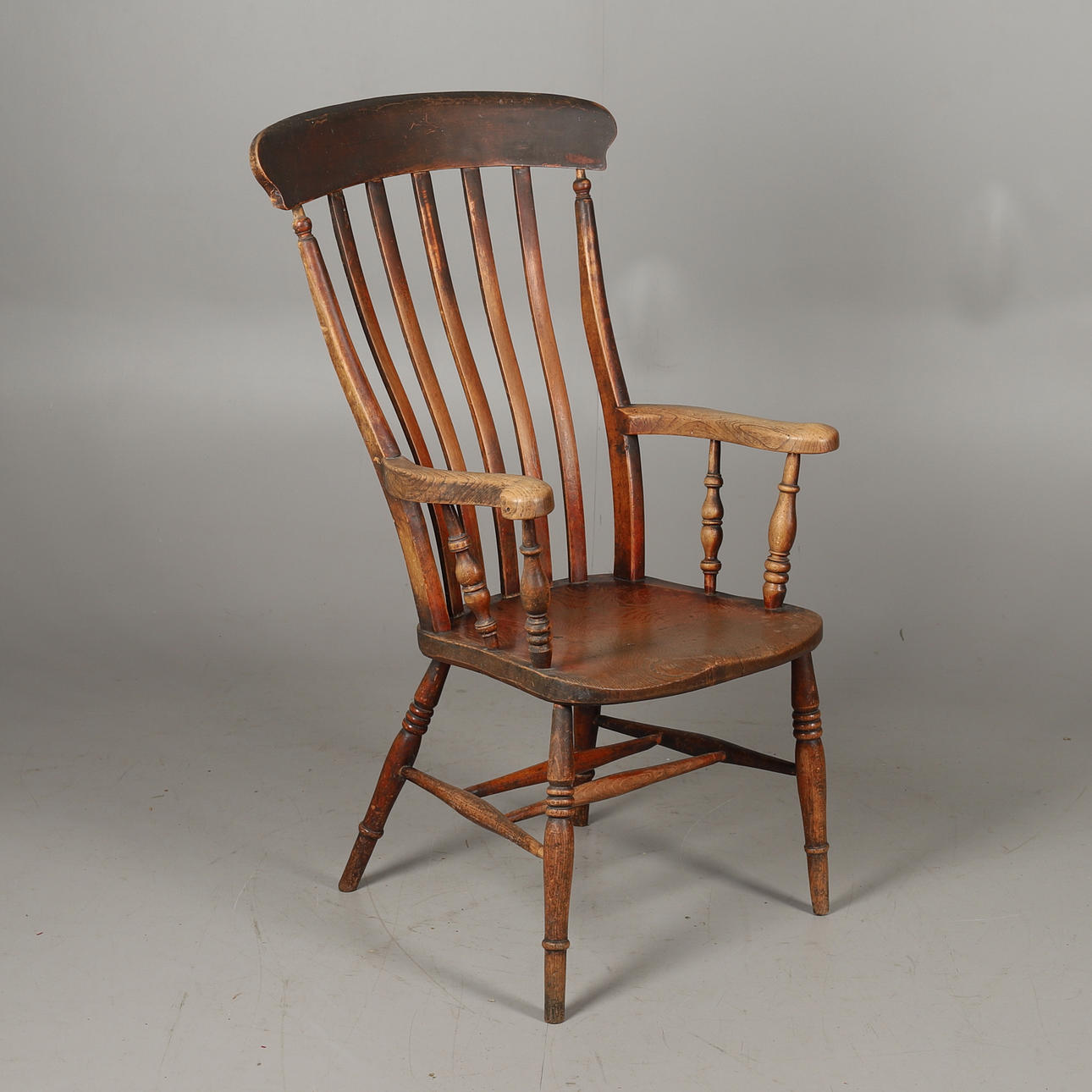 EN AVSLAPPNAD KÖKSFÅTÖLJ.