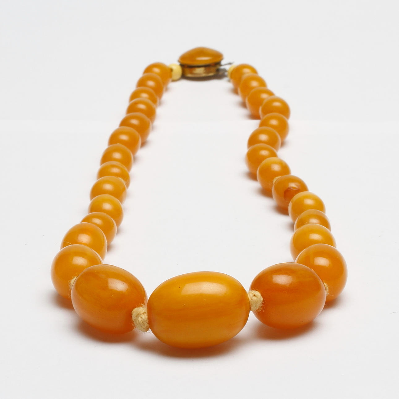 COLLIER, möjligtvis nytillverkad bärnsten, 1900-tal.