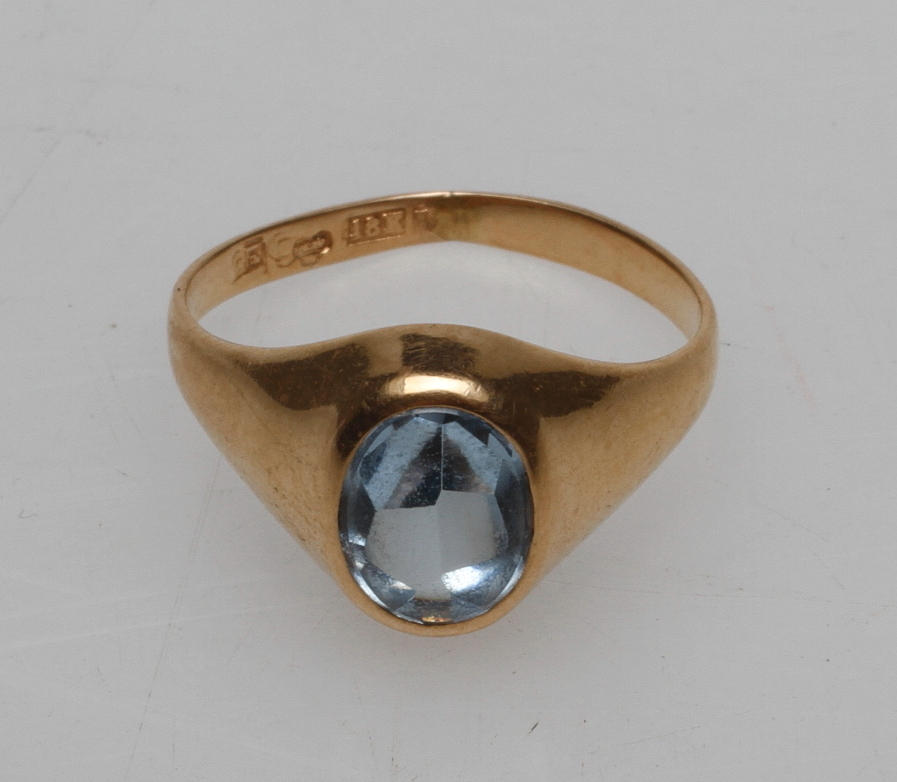 RING MED BLÅ STEN, 18k guld, total vikt ca 2,4 gr.
