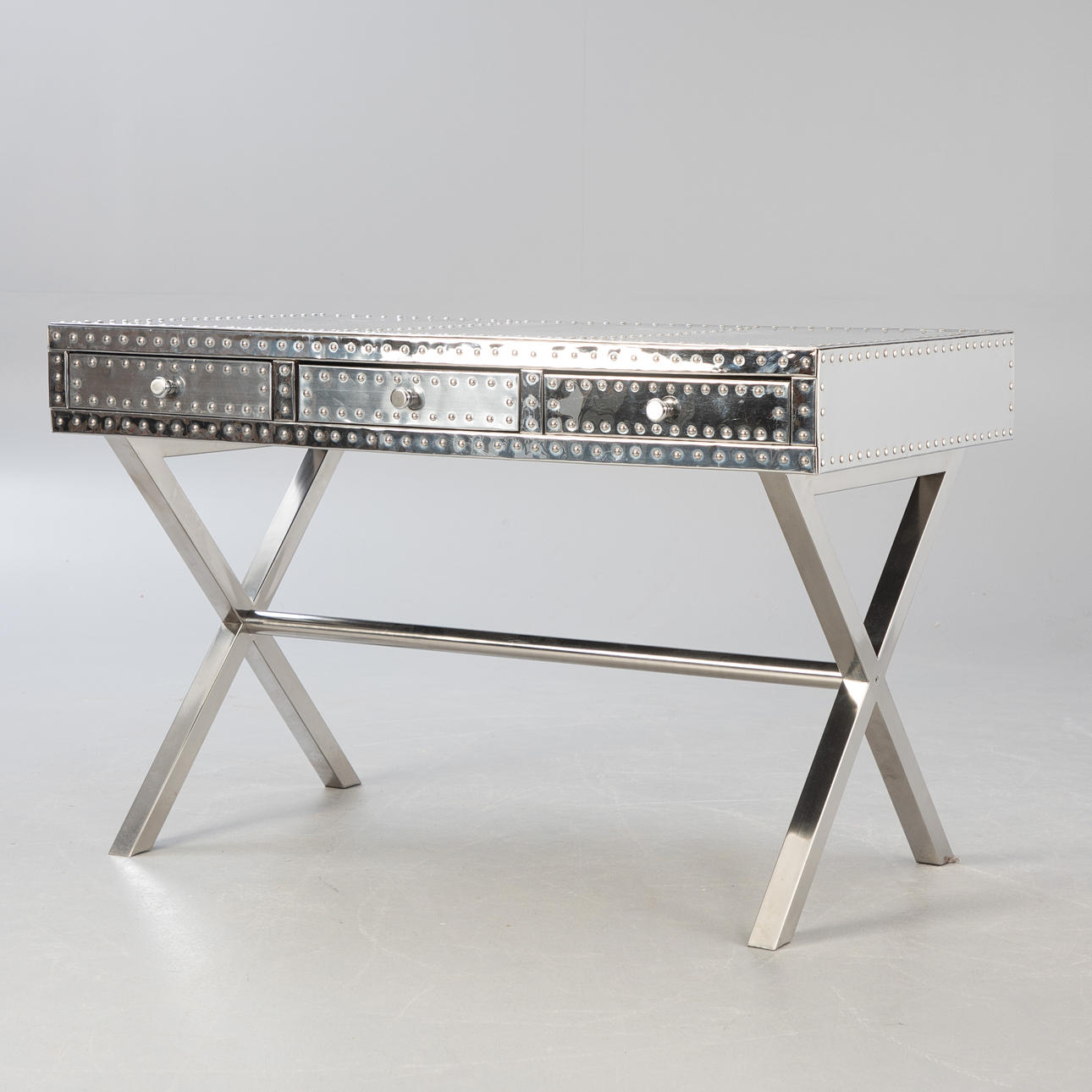 pöytä, metalli, 21. vuosisadalla.