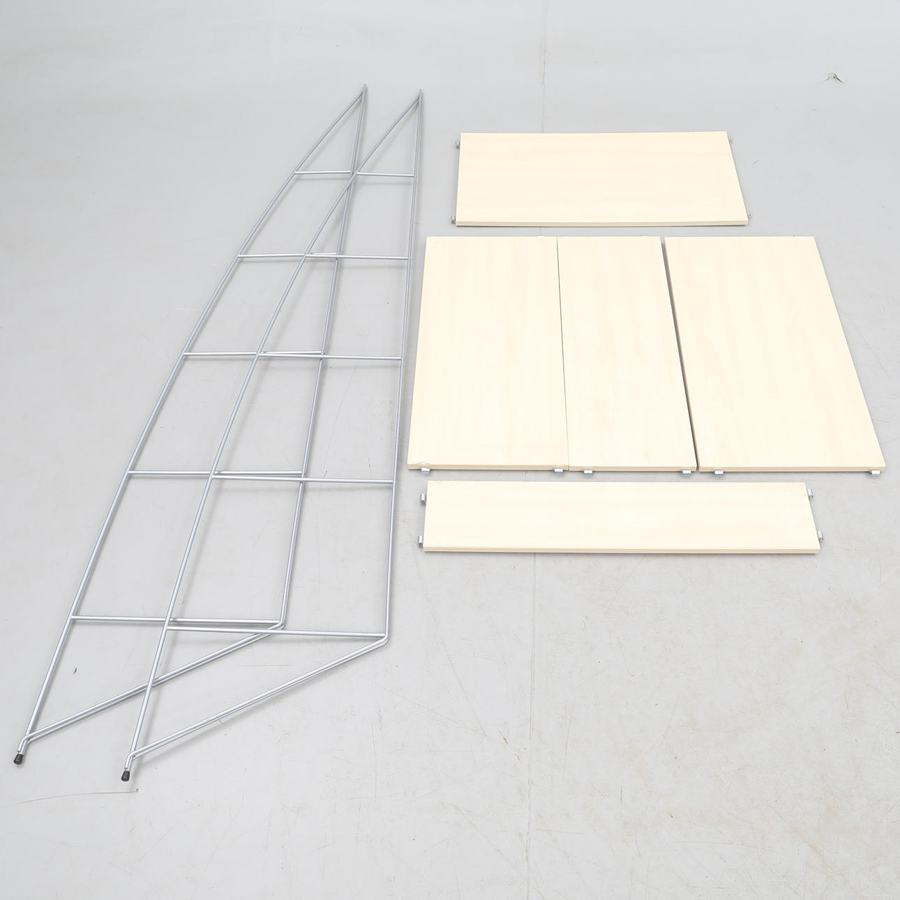 WALL SHELF metal and four shelves.