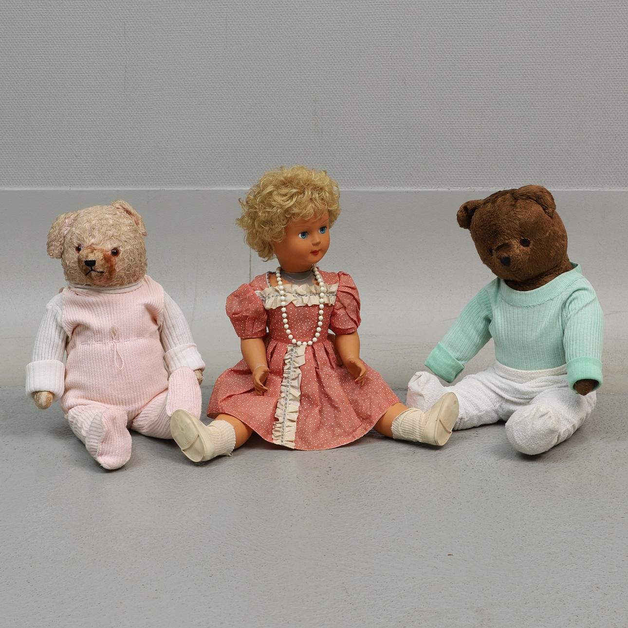 DOLL & TEDDY BEARS, 3 pcs, 20th century.
